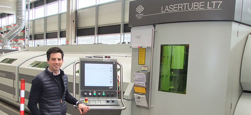 Fabian Steinbacher, Managing Director van KTM Components naast de Lasertube LT7 machine